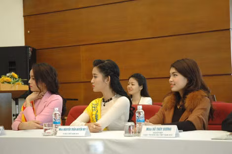 Hoa hậu Việt Nam 2014 Nguyễn Cao Kỳ Duyên, Á hậu 1 Nguyễn Trần Huyền My và Người đẹp Thùy Dương tham dự họp báo về “Chủ Nhật Đỏ 2015” . Hoa hậu Việt Nam 2014 Nguyễn Cao Kỳ Duyên, Á hậu 1 Nguyễn Trần Huyền My và Người đẹp Thùy Dương tham dự họp báo về “Chủ Nhật Đỏ 2015” .
