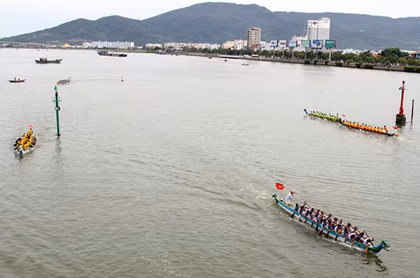 Các thuyền nam thi tài với cực ly 7km. Cuộc so tài diễn ra hào hứng trong sự cổ cổ vũ của khán giả.