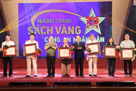 Nhà thơ Hữu Thỉnh, Chủ tịch Ủy ban Toàn quốc Liên hiệp các Hội Văn học Nghệ thuật, Chủ tịch Hội Nhà văn Việt Nam và Thứ trưởng Bộ Công an Bùi Quang Bền trao giải cho các tác giả.