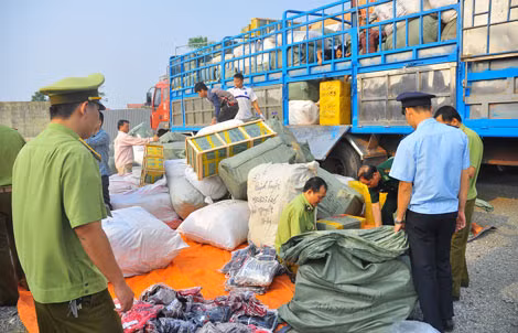 Lực lượng chức năng bắt giữ một vụ vận chuyển, tiêu thụ hàng giả. Ảnh: Thành An.