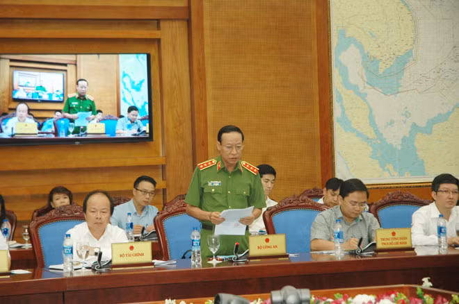 Thứ trưởng Bộ Công an Lê Quý Vương báo cáo một số mặt công tác Công an về môi trường tại hội nghị trực tuyến.