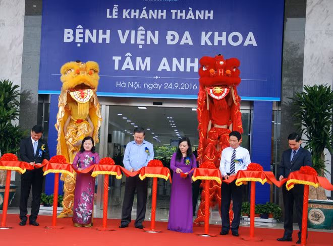 Thượng tướng Tô Lâm, Bộ trưởng Bộ Công an; Bộ trưởng Bộ y tế Nguyễn Thị Kim Tiến cùng đại diện các lãnh đạo sở, ban ngành cắt băng khánh thành Bệnh viện Đa khoa Tâm Anh.