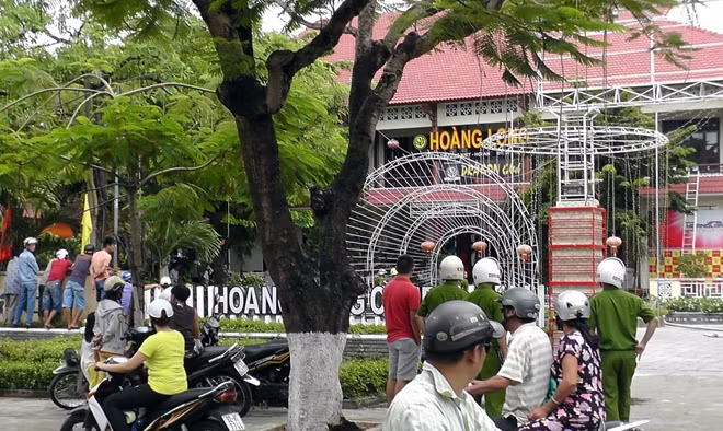 Nhiều người dân hiếu kỳ đứng xem lực lượng chức năng làm nhiệm vụ. Nhiều người dân hiếu kỳ đứng xem lực lượng chức năng làm nhiệm vụ.