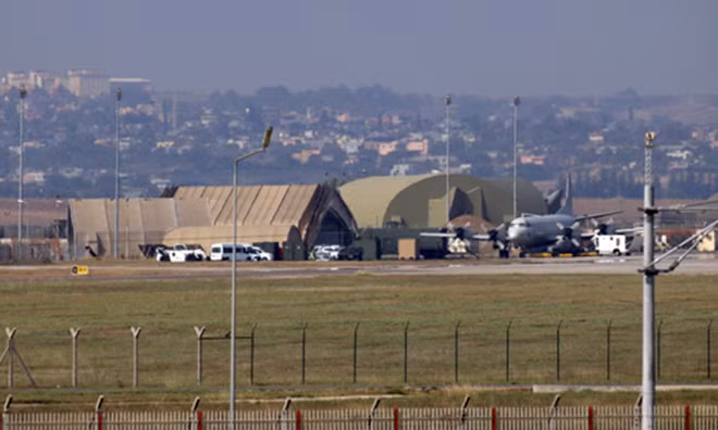 Nhiều phương tiện được huy động đến căn cứ không quân Incirlik.