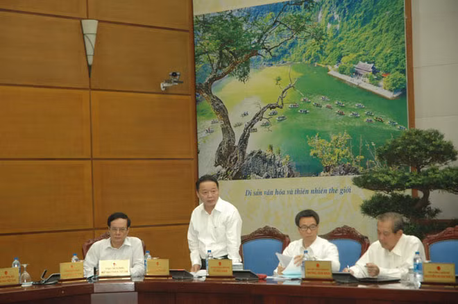 Bộ trưởng Bộ TN-MT Trần Hồng Hà báo cáo thực trạng và giải pháp tăng cường công tác môi trường tại hội nghị.