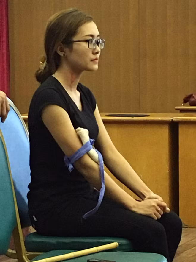 Băng chặt vết thương để cầm máu nếu ở tay. Băng chặt vết thương để cầm máu nếu ở tay.