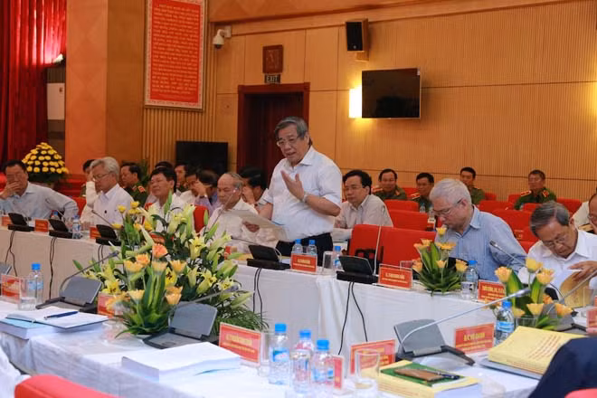 GS. TSKH Vũ Minh Giang, Đại học Quốc gia Hà Nội trình bày tham luận tại hội thảo.