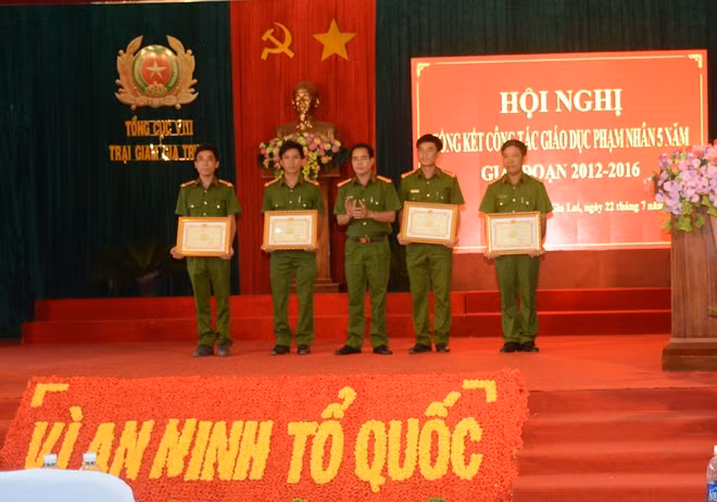 Khen thưởng các CBCS có thành tích trong công tác. Khen thưởng các CBCS có thành tích trong công tác.