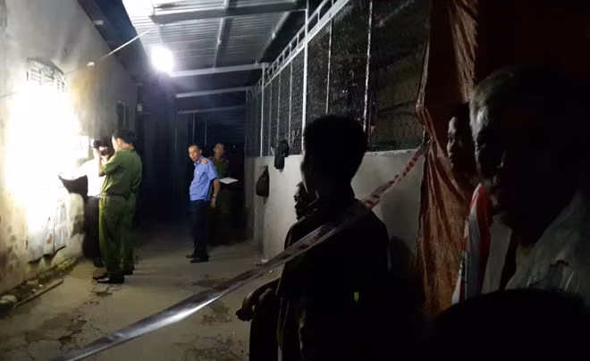 Cơ quan chức năng khám nghiệm hiện trường vụ án. Cơ quan chức năng khám nghiệm hiện trường vụ án.