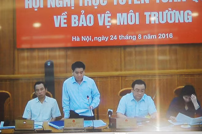 Chủ tịch UBND thành phố Hà Nội Nguyễn Đức Chung báo cáo tại điểm cầu Hà Nội