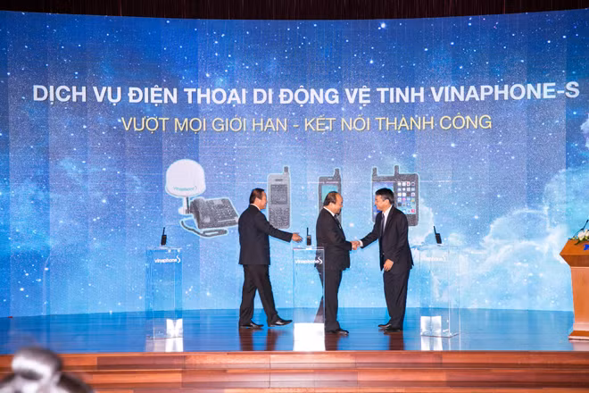 Thủ tướng Nguyễn Xuân Phúc nhấn nút khai trương dịch vụ VinaPhone- S