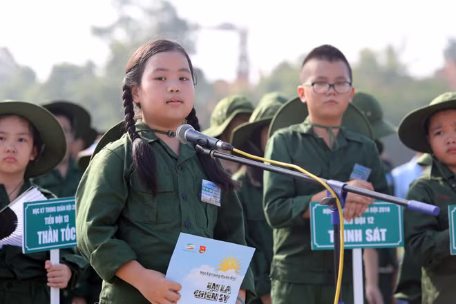130 "chiến sỹ nhí" chính thức "xuất quân" tham dự Học kỳ trong quân đội do Tổng Công ty Viễn thông Viettel phối hợp với TƯ Đoàn TNCS Hồ Chí Minh tổ chức.