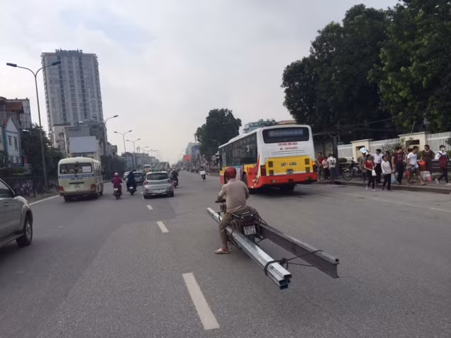8h sáng ngày 25-9, trên đường Giải Phóng. Người dân vô tư chở hàng cồng kềnh lưu thông trên đường. 8h sáng ngày 25-9, trên đường Giải Phóng. Người dân vô tư chở hàng cồng kềnh lưu thông trên đường.