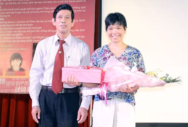 GS Lưu Lệ Hằng (bìa phải).