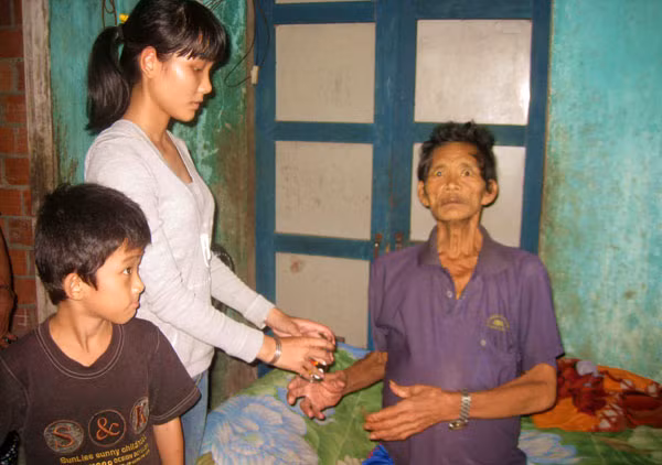 Anh Đỗ Văn Lan và 2 con nhỏ đang rất cần được giúp đỡ. Anh Đỗ Văn Lan và 2 con nhỏ đang rất cần được giúp đỡ.