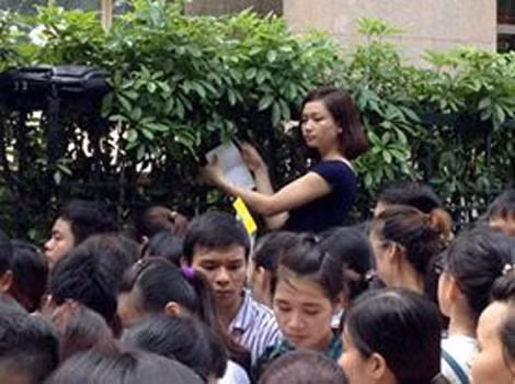 Các thí sinh làm thủ tục trong đợt thi tuyển công chức năm 2014 (ảnh minh họa).