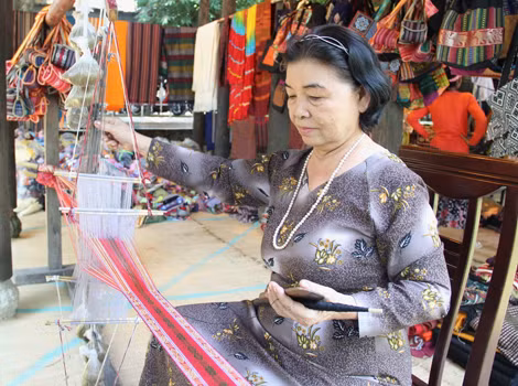 Bà Trụ đã bỏ nhiều công sức để đưa sản phẩm dệt thổ cẩm Chăm quảng bá ra thế giới.