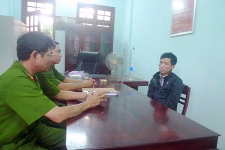Các điều tra viên lấy lời khai tên Lợi.