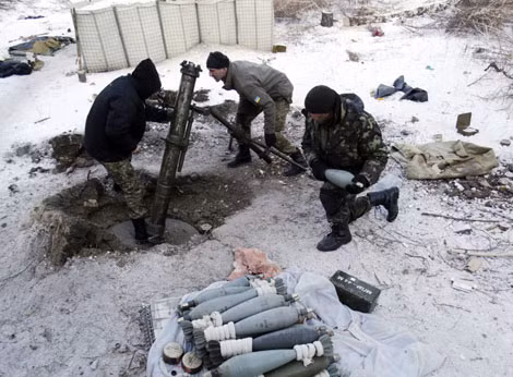 Binh sĩ Ukraina bắn đạn pháo nhằm vào lực lượng ly khai tại sân bay Donetsk.