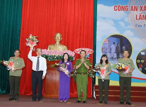 Đại tá Huỳnh Đấu Tranh - Phó Giám đốc Công an TP.Cần Thơ, tặng hoa Ban giám khảo Hội thi.