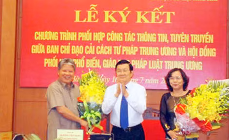 Chủ tịch nước Trương Tấn Sang chứng kiến lễ ký kết phối hợp thông tin tuyên truyền trong phiên họp 21 Ban chỉ đạo cải cách tư pháp Trung ương.
