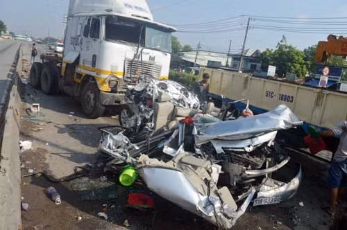 Vụ tai nạn kinh hoàng khiến 5 người thiệt mạng.