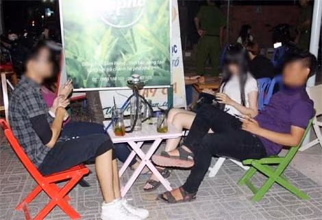 Bình shisha được đặt tại bàn trong quán.