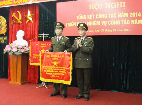 Đại tá Phạm Lê Văn, Phó Cục trưởng trao Cờ thi đua xuất sắc của Bộ Công an tặng tập thể Phòng 2. Đại tá Phạm Lê Văn, Phó Cục trưởng trao Cờ thi đua xuất sắc của Bộ Công an tặng tập thể Phòng 2.