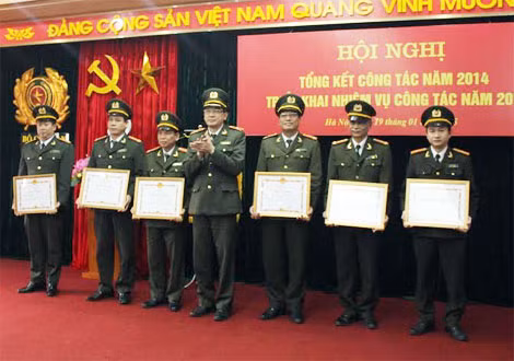 Cục trưởng Cục Xây dựng phong trào toàn dân bảo vệ ANTQ Nguyễn Văn Khảo trao danh hiệu Quyết thắng tặng 5 tập thể. Cục trưởng Cục Xây dựng phong trào toàn dân bảo vệ ANTQ Nguyễn Văn Khảo trao danh hiệu Quyết thắng tặng 5 tập thể.
