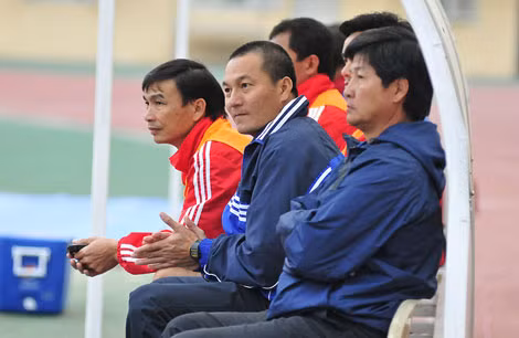 HLV Ngô Quang Sang (thứ hai, bìa phải) khẳng định ĐT.LA sẽ không cho cầu thủ Hoàng Anh Gia Lai có nhiều đất diễn. Ảnh: H.M.