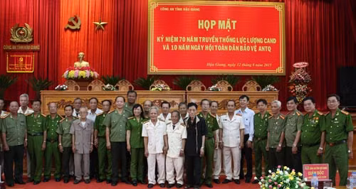 Ban giám đốc Công an Hậu Giang cùng các đại biểu tại buổi họp mặt.