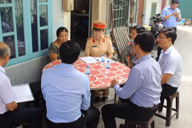 Đoàn công tác do ông Bùi Xuân Cường, Giám đốc Sở GTVT TP Hồ Chí Minh dẫn đầu thăm gia đình nạn nhân Cao Thị Nghĩa.