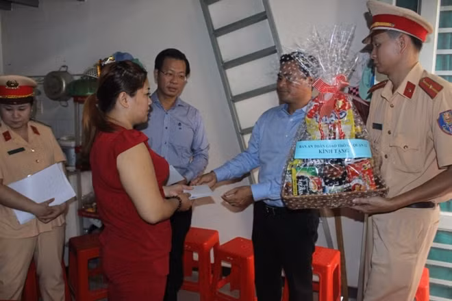 Đoàn công tác đến thăm hỏi gia đình nạn nhân Lê Hồng Pháp.