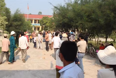 Phụ huynh thôn Nam Phổ Hạ tập trung phản đối việc chuyển trường vào sáng 16/3. Phụ huynh thôn Nam Phổ Hạ tập trung phản đối việc chuyển trường vào sáng 16/3.