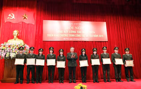 Trung tướng Vũ Thuật, Phó Tổng cục trưởng Tổng cục Hậu cần – Kỹ thuật CAND trao Giấy khen tặng các tập thể, cá nhân có thành tích. Trung tướng Vũ Thuật, Phó Tổng cục trưởng Tổng cục Hậu cần – Kỹ thuật CAND trao Giấy khen tặng các tập thể, cá nhân có thành tích.
