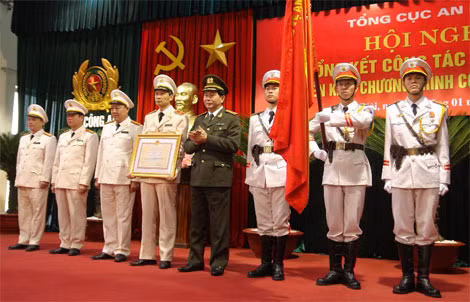 Bộ trưởng Trần Đại Quang trao Huân chương Bảo vệ Tổ quốc hạng Ba cho Cục An ninh Thông tin truyền thông. Ảnh Việt Hưng.