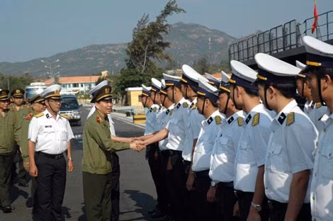 Đoàn công tác của Tổng cục XDLL CAND (nay là Tổng cục Chính trị) thăm, làm việc tại quần đảo Trường Sa.