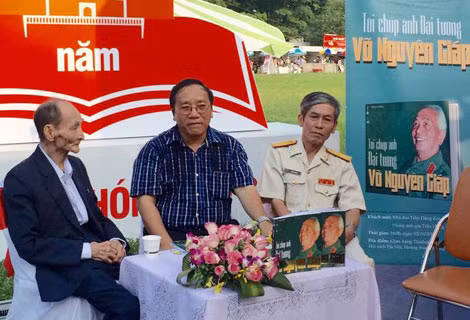 Giao lưu ra mắt sách “Tôi chụp ảnh Đại tướng Võ Nguyên Giáp”. Giao lưu ra mắt sách “Tôi chụp ảnh Đại tướng Võ Nguyên Giáp”.