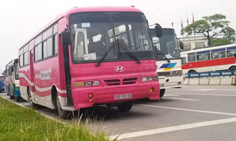 Xe ô tô chở công nhân trên QL 5.