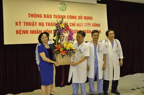 Gia đình bệnh nhân tặng hoa cảm ơn các bác sĩ.
