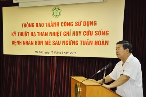 PGS.TS. Nguyễn Quốc Anh, Giám đốc BV Bạch Mai giới thiệu kỹ thuật mới đã cứu sống bệnh nhân.