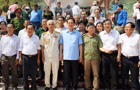 Thủ tướng Nguyễn Tấn Dũng chụp ảnh lưu niệm với các đại biểu. Ảnh: TTXVN