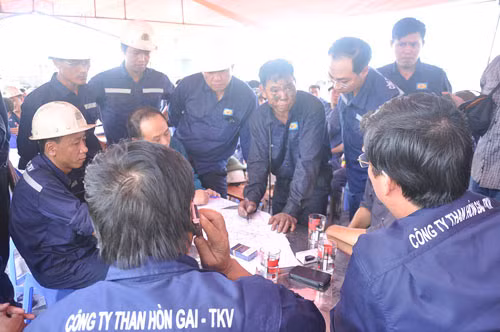 Lực lượng cứu hộ trong vụ giải cứu tai nạn bục túi nước hầm lò tại Công ty Than Hòn Gai.