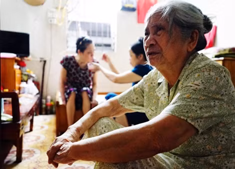 Bà Thục chia sẻ về cuộc sống của hai mẹ con.