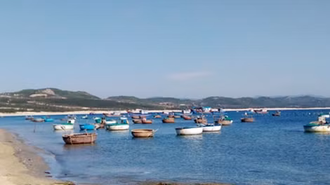Với cảnh quan hoang sơ và thơ mộng, Từ Nham sẽ là điểm đến của du khách nếu công tác vệ sinh môi trường biển được quan tâm bằng nhiều biện pháp.