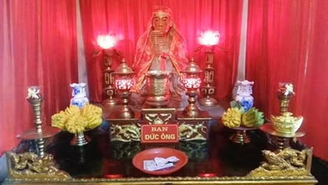 Do chưa có kết luận cụ thể nên trên ban thờ pho tượng phía tả nội điện được chú thích là “Đức Ông”.