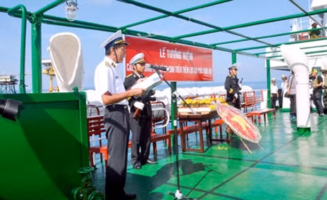 Chuẩn Đô đốc Lê Bá Sổ chủ trì Lễ tưởng niệm các Anh hùng liệt sĩ hy sinh trên thềm lục địa phía Nam của Tổ quốc.