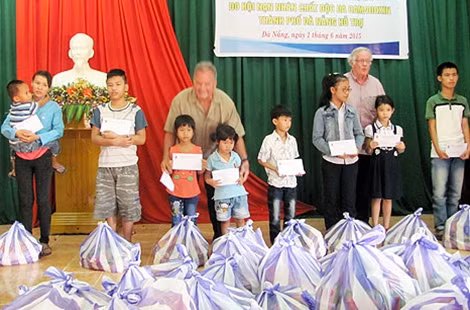 Các cá nhân người nước ngoài trao quà hỗ trợ trẻ em bị di chứng CĐDC.