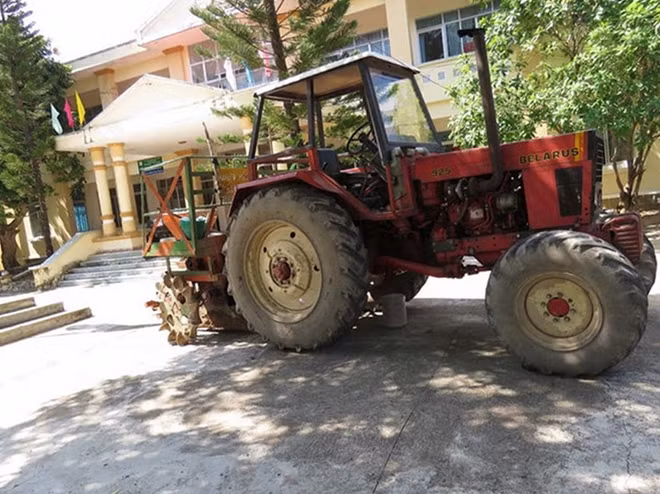 Máy cày do Công ty Rượu Vạn Phát thuê đến hiện trường phá hoại hoa màu của nông dân đang bị tạm giữ tại UBND xã Hòa Hội.