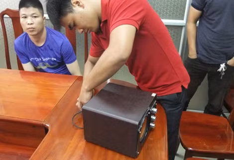 Đối tượng Hoàng Thế Bảo bị Công an Hà Nội bắt giữ khi đang vận chuyển gần 0,5kg ma túy "đá" giấu trong loa vi tính.